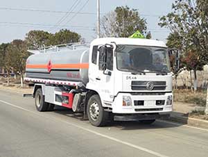 CLW5181GYYD6型運(yùn)油車(chē)